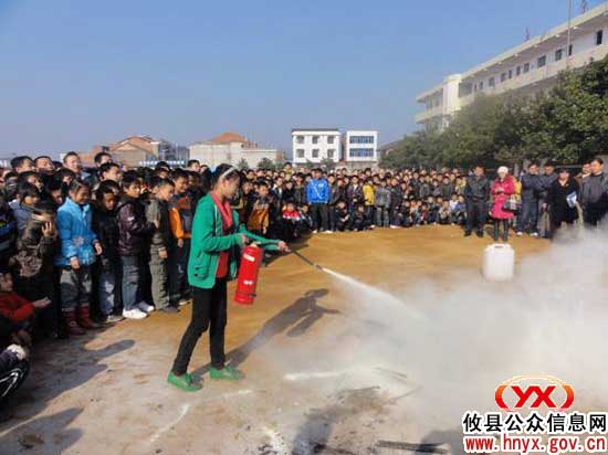 攸县网岭镇中学组织师生举行紧急疏散演练