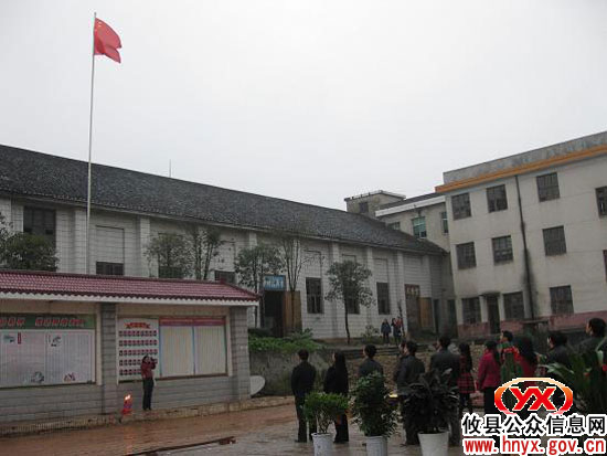 石羊塘镇政府机关举行升旗仪式庆新办公楼开张