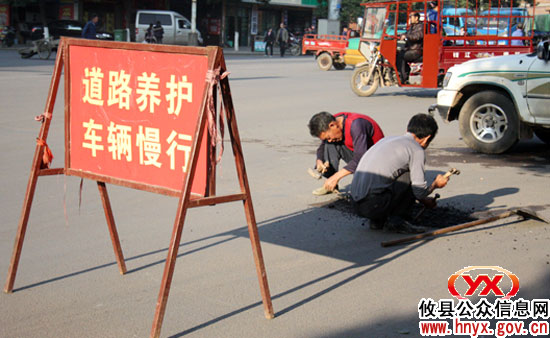 【“双休”见闻】抓住晴好天气　市政员工抢修受损路面