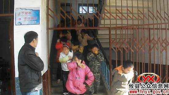 攸县网岭镇中学组织师生举行紧急疏散演练
