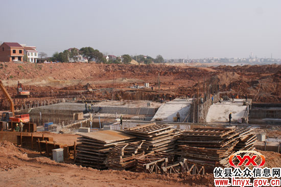 【三个“十大”巡礼】桐坝电站大坝已成功浇筑安装3孔闸门