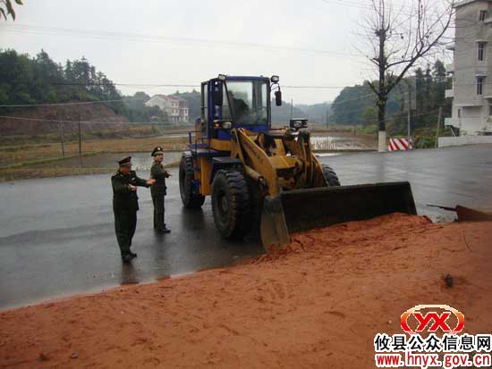 攸县公路局路政大队开展集中清障行动