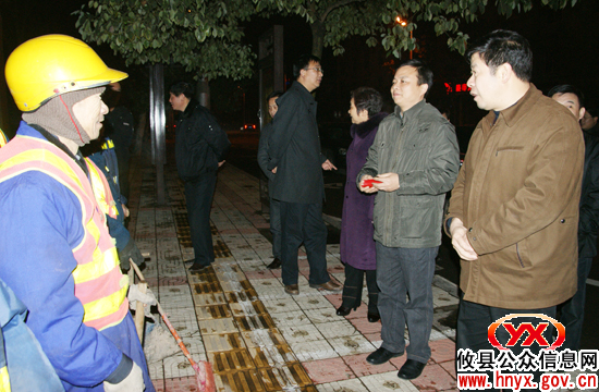 邝邹飞、胡湘之一行昨晚看望慰问城区一线值勤人员