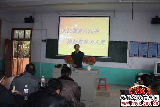 攸县酒埠江镇组织人大代表视察镇中学教育教学工作