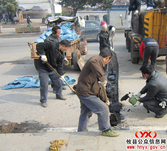 攸县市政园林管理处组织人力加紧维修城区破损道路