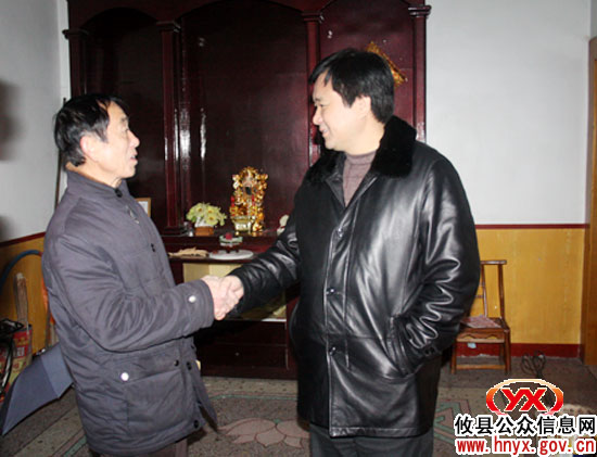李能斌一行走访慰问攸县部分退休县级老干部