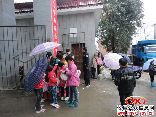 攸县柏市派出所为放假学生乘车保驾护航