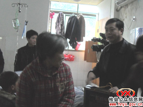 陈可勇一行走访慰问不能回家过年的住院病人
