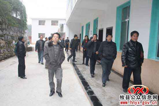 攸县酒埠江镇组织人大代表视察镇中学教育教学工作