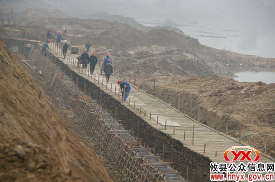 汛期来临前，攸县抓紧城南防洪堤建设