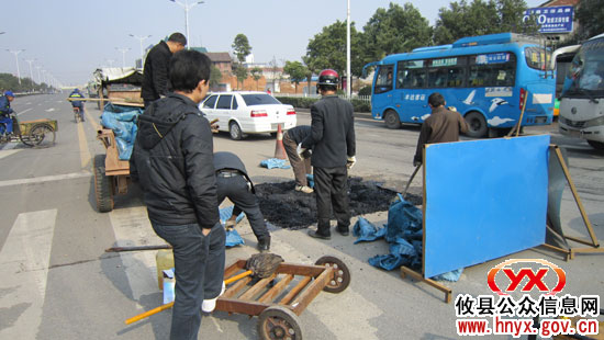 攸县市政园林管理处组织人力加紧维修城区破损道路