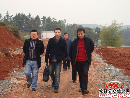 攸县籍浙商谢华刚一行回槚山乡考察投资环境