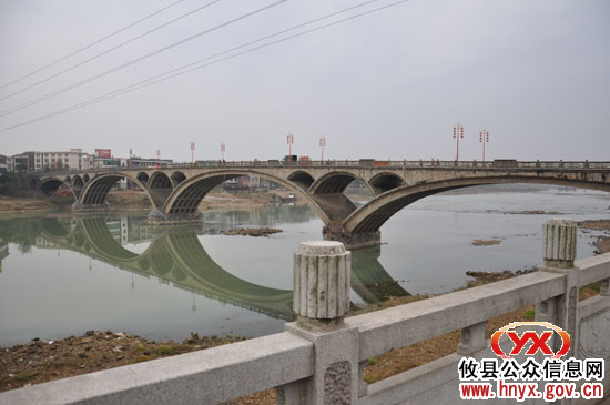 攸县市政园林管理处组织对文明塔和洣水一桥进行亮化