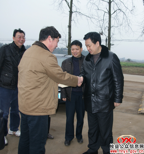 李能斌一行慰问县税费征收站工作人员