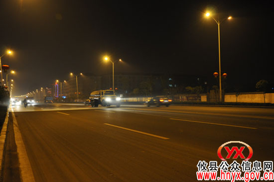 夜间，攸县城管局环卫处加紧城区清洗保洁