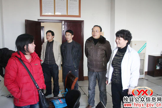 大年三十，谈湘旭一行看望值班“白衣天使”与“广电人”