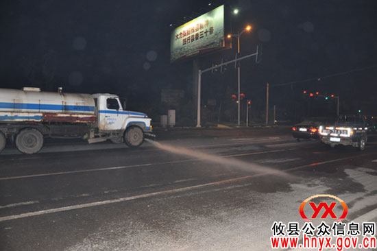 夜间，攸县城管局环卫处加紧城区清洗保洁