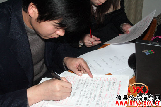 【“两会”快线】忙碌不停的大会工作人员