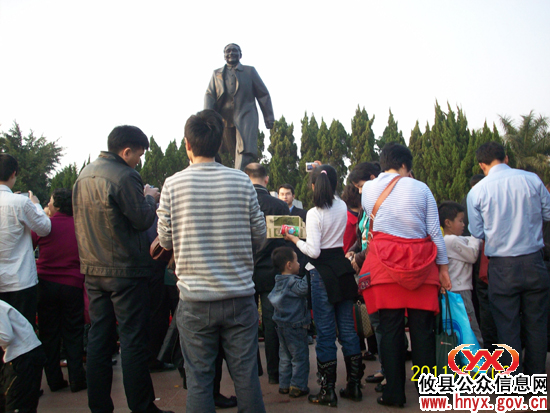 八面来风：大年初一，深圳莲花山公园热闹非凡