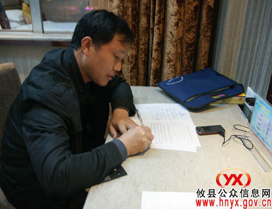 【“两会”快线】今晚，县人大代表在忙着撰写建议、议案