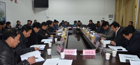 王群2月15日考察职教城建设工作/图