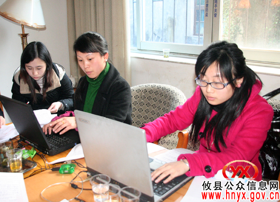 【“两会”快线】忙碌不停的大会工作人员