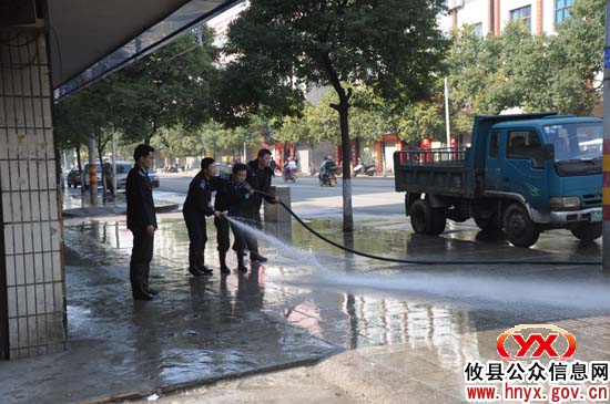 大年三十，攸县城管局工作人员清洗街面迎新春