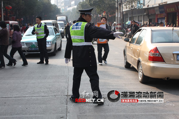 【外埠媒体话攸州】106国道攸县皇图岭段交警奋力疏导交通