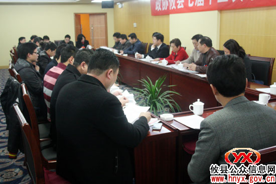 邝邹飞、夏玉珠等县领导参加政协委员分组讨论