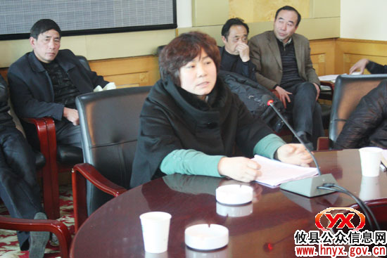 胡湘之、谭伟生与新市镇镇村干部一同进行讨论