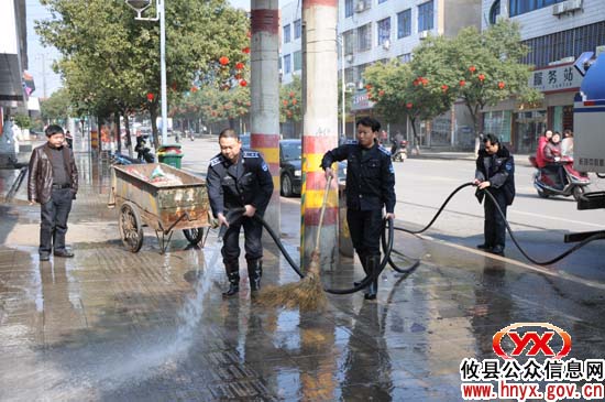 大年三十，攸县城管局工作人员清洗街面迎新春