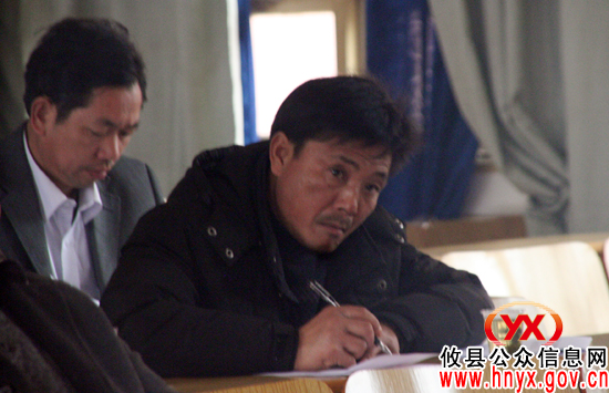 【“两会”快线】与会代表参加讨论“特写”