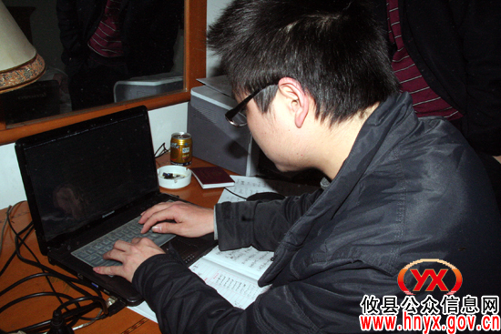 【“两会”快线】忙碌不停的大会工作人员