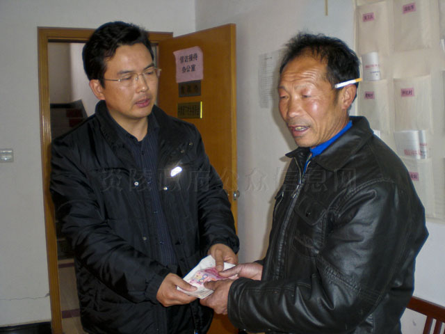 下村乡干部职工踊跃为不幸村民肖青华捐款
