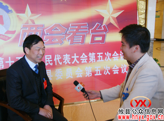 政协攸县七届五次会议秘书长彭新立接受媒体采访