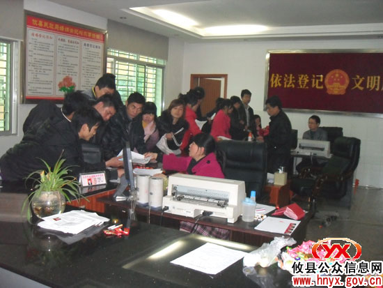 今天上午，攸县民政局婚姻登记处好热闹