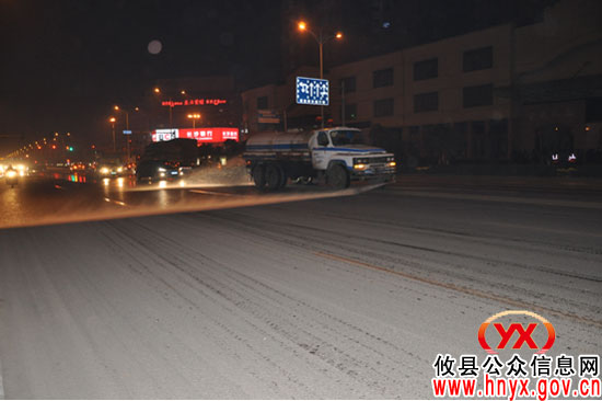 夜间，攸县城管局环卫处加紧城区清洗保洁