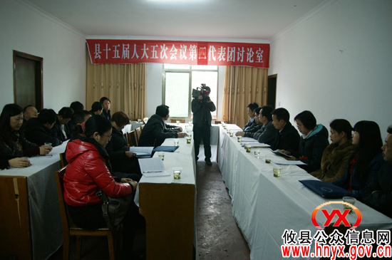 【“两会”快线】县人大代表继续分组讨论人大常委会及“一府两院”工作报告