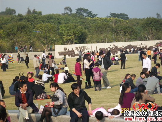 八面来风：大年初一，深圳莲花山公园热闹非凡
