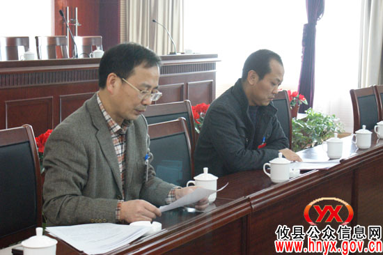全体县政协委员进行分组协商和讨论