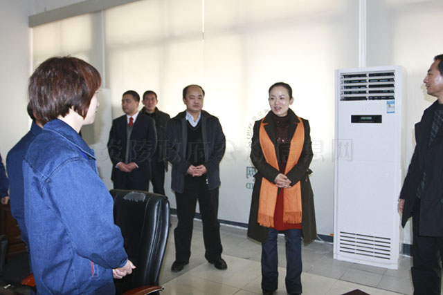 李晖、周建光大年初一慰问坚守岗位的干部职工