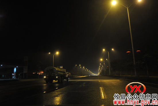 夜间，攸县城管局环卫处加紧城区清洗保洁
