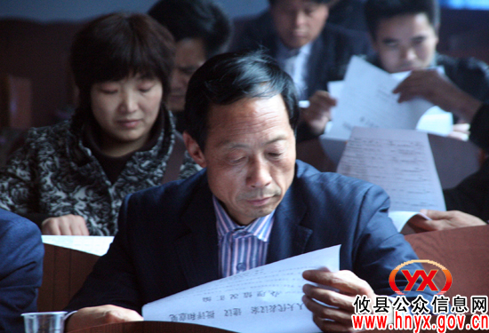 【“两会”快线】与会代表参加讨论“特写”