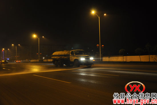 夜间，攸县城管局环卫处加紧城区清洗保洁