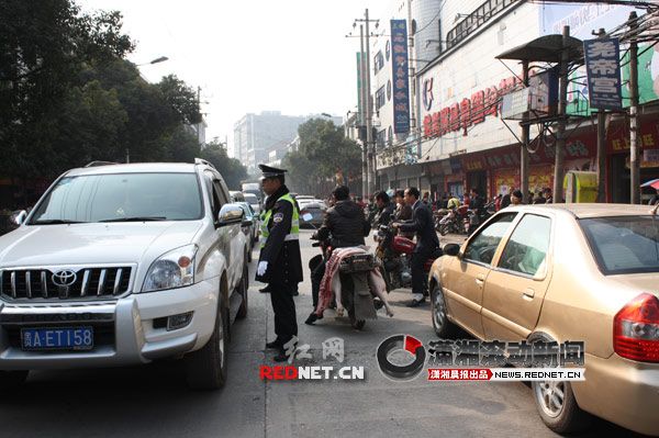 【外埠媒体话攸州】106国道攸县皇图岭段交警奋力疏导交通