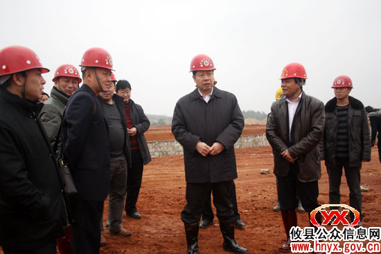 邝邹飞、胡湘之一行深入全县部分重点工程进行视察