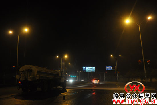 夜间，攸县城管局环卫处加紧城区清洗保洁