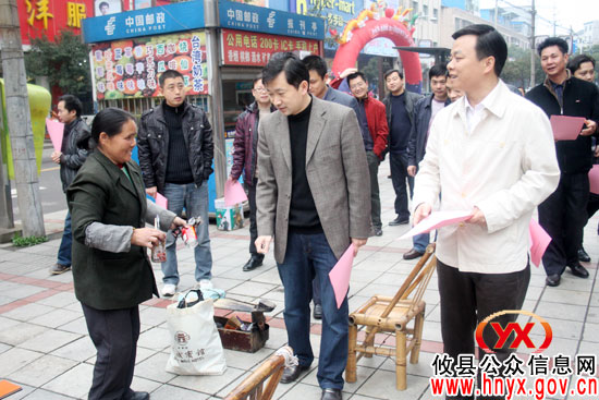 周日，胡湘之抽暇上街参与“三创四化”规劝活动