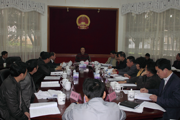 县长龙志华主持召开县政府常务会议