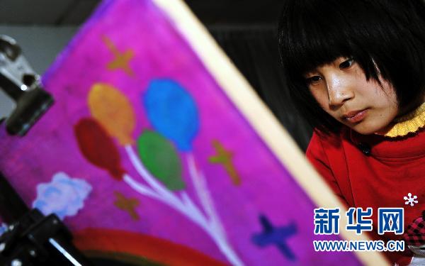 【外埠媒体话攸州】16岁坚强女孩刘祯：“带着父亲去上学”（图）
